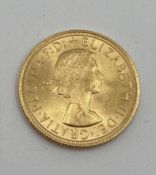 An Elizabeth II gold sovereign 1963 8.04g