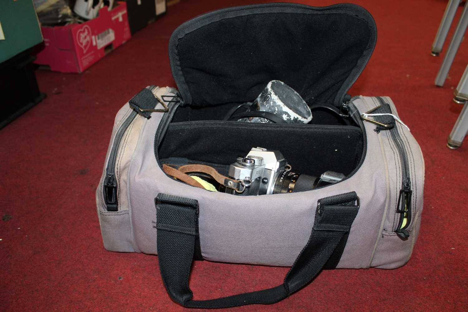 A camera bag and contents to include Yashica FR 35mm SLR camera with lens, Nikon FM2 camera body - Image 3 of 3