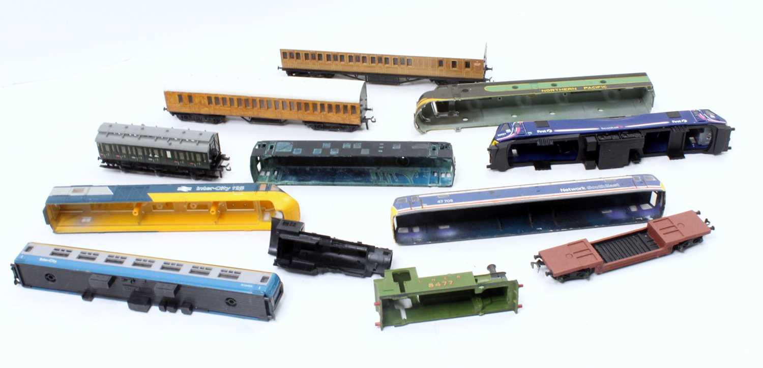 Shoebox containing a variety of 00 gauge coaches (mainly Farish teak), five wagons, two Marklin 4-