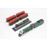 00 gauge American outline passenger train comprising ‘Southern Crescent Limited’ 4-6-2 loco &