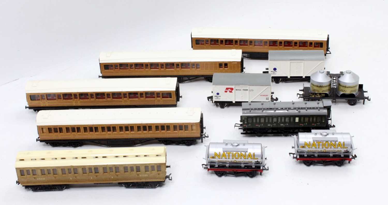 Shoebox containing a variety of 00 gauge coaches (mainly Farish teak), five wagons, two Marklin 4- - Image 3 of 4