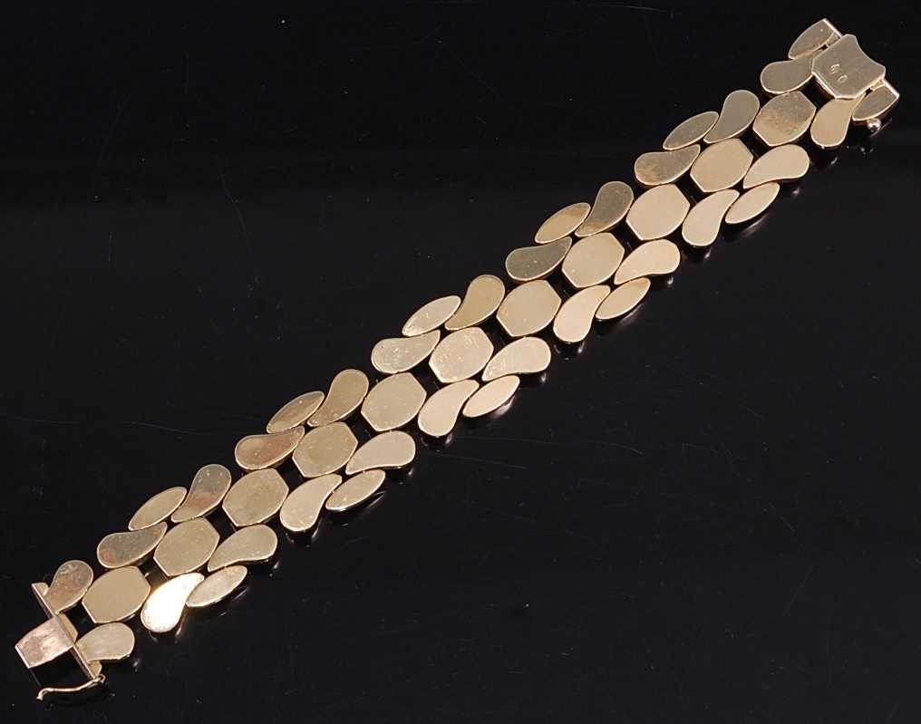 A mid-20th century 18 carat gold chunky bracelet, with safety clasp, stamped 750 to reverse, 44. - Bild 2 aus 2