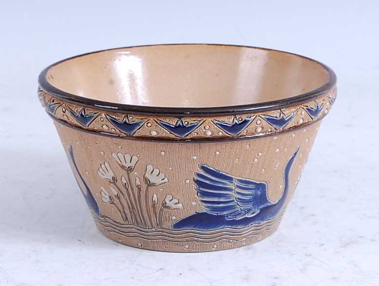 An 1878 Doulton Lambeth stoneware flower pot, decorated with swans, incised monogram for Hannah - Bild 2 aus 5