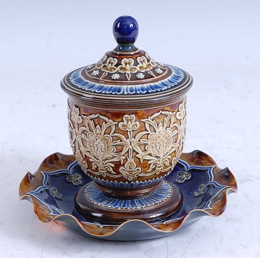 A late 19th century Doulton Lambeth stoneware isobath inkwell, relief decorated with stylised - Bild 2 aus 3