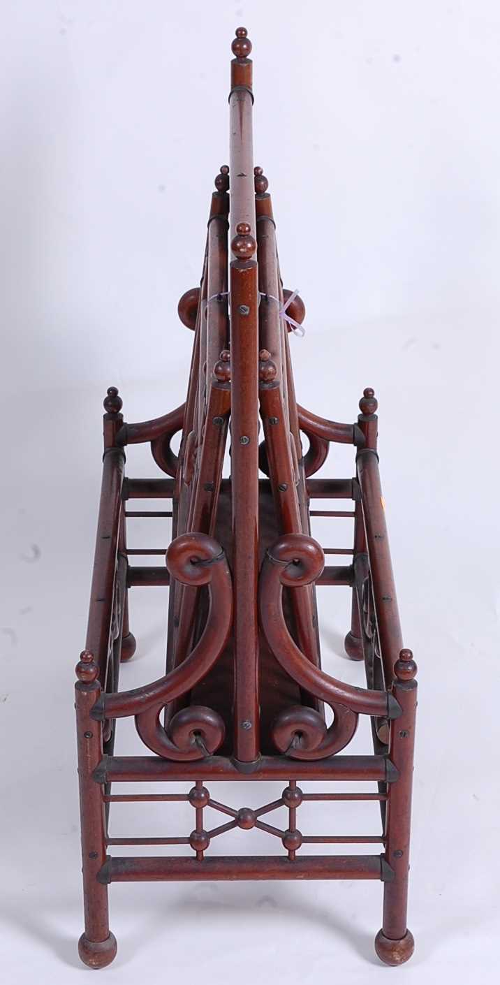 An Arts & Crafts turned mahogany twin division magazine stand, having opposing hinged open and close - Bild 2 aus 2