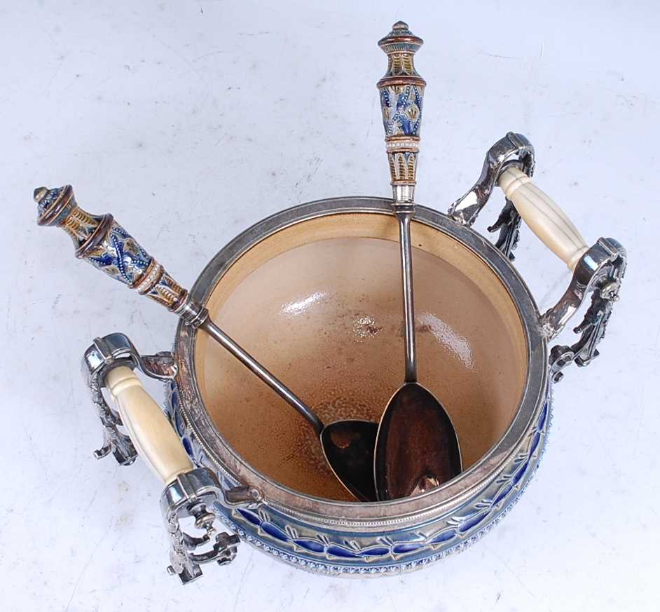 An 1879 Doulton Lambeth stoneware salad bowl, the silver plated rim flanked by a pair of silver - Bild 3 aus 8