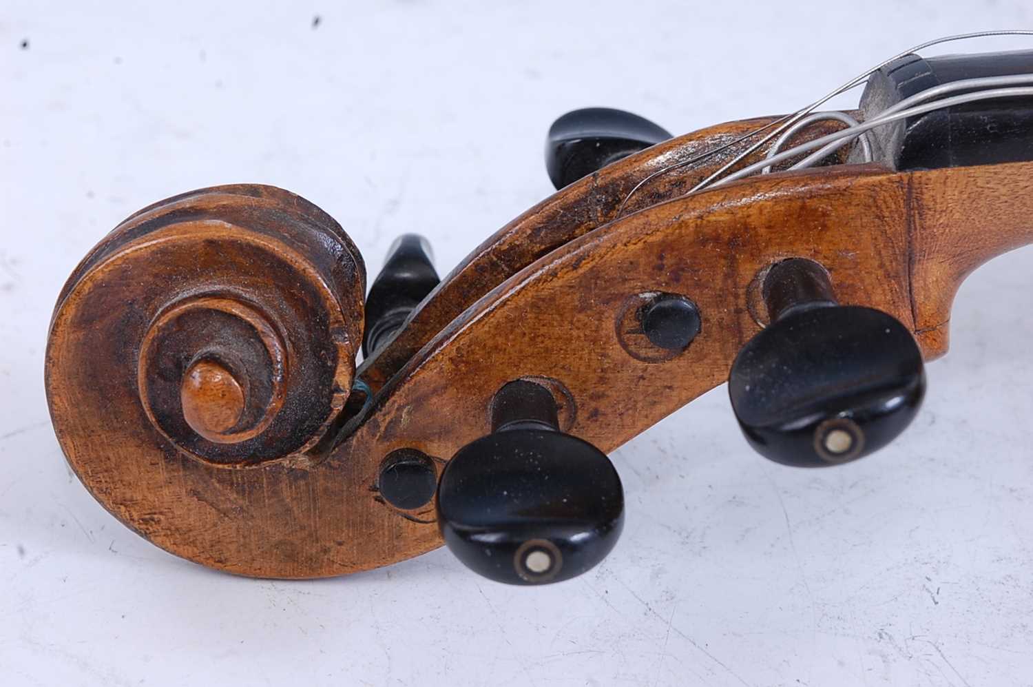 A 19th century violin, having a two piece maple back with spruce front, maple neck with ebony - Bild 8 aus 14