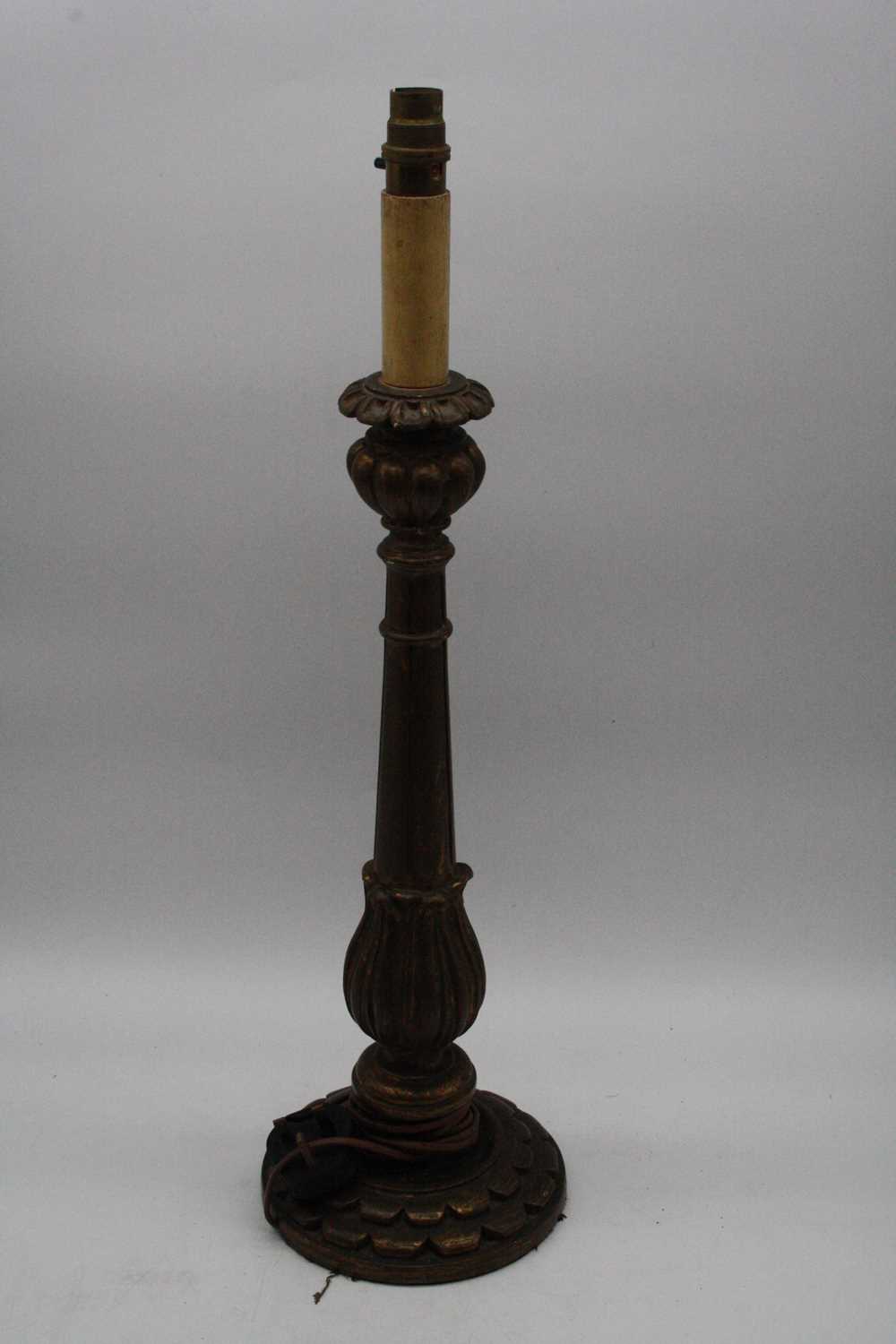 A carved and gilt painted table lamp, height 48cm, together with two others - Image 3 of 3