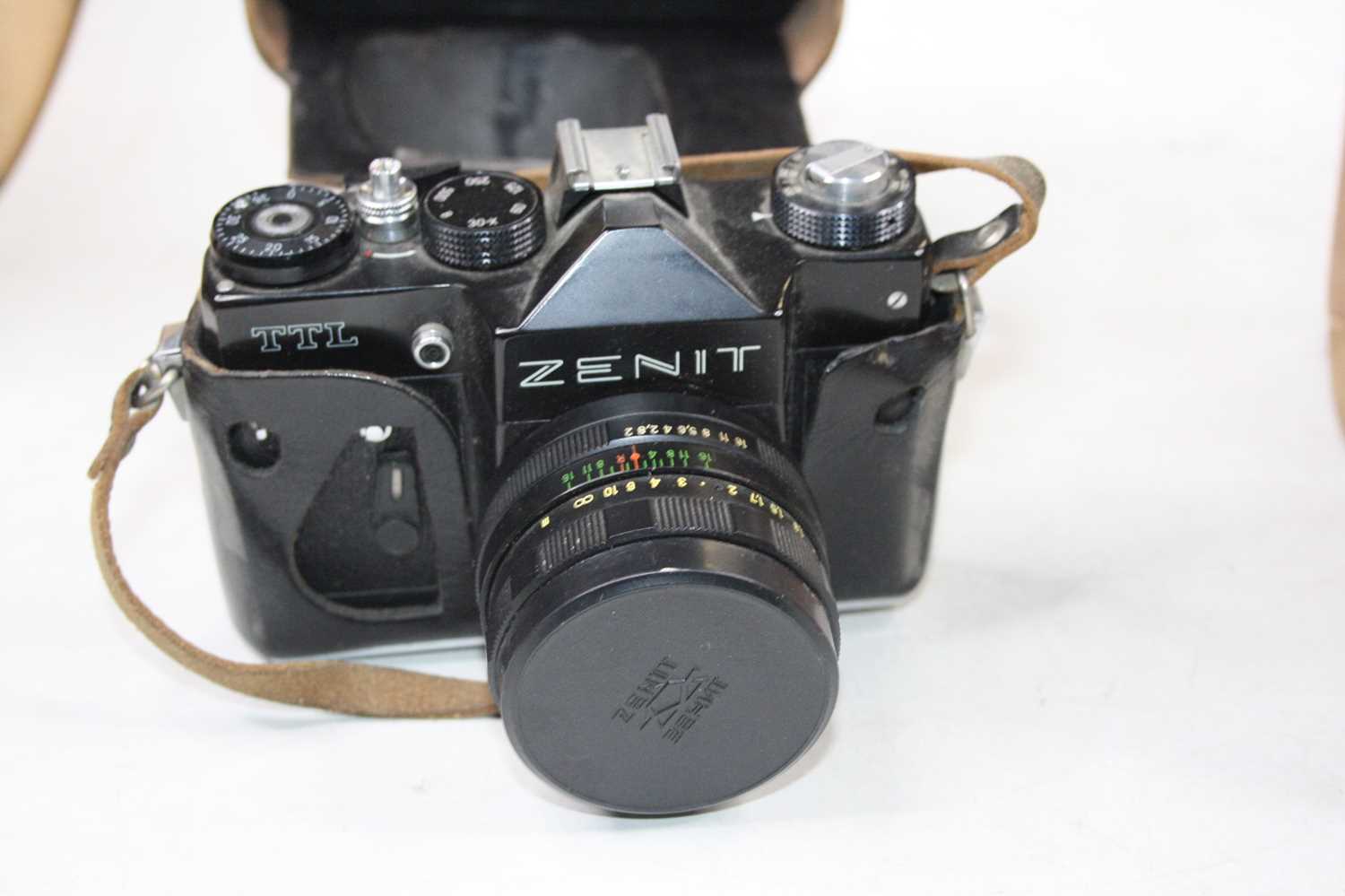 A Zenith TTL camera; together with a Sunpack auto 124 flash unit; an Olympus trip 35 camera etc - Image 2 of 5