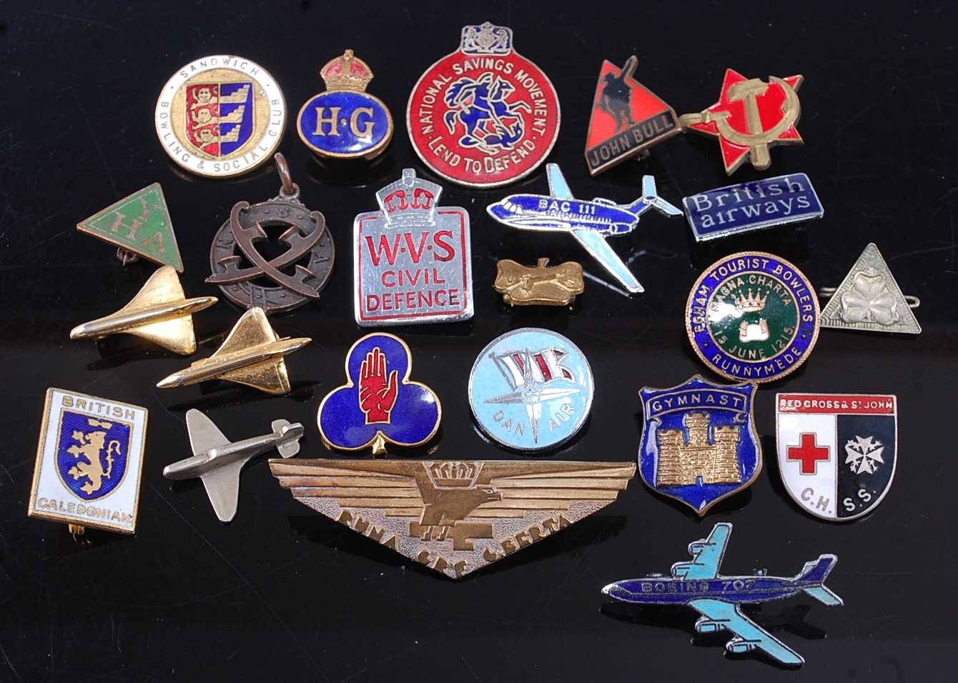 A collection of assorted button hole, lapel and pin badges being military and civilian - Image 2 of 3