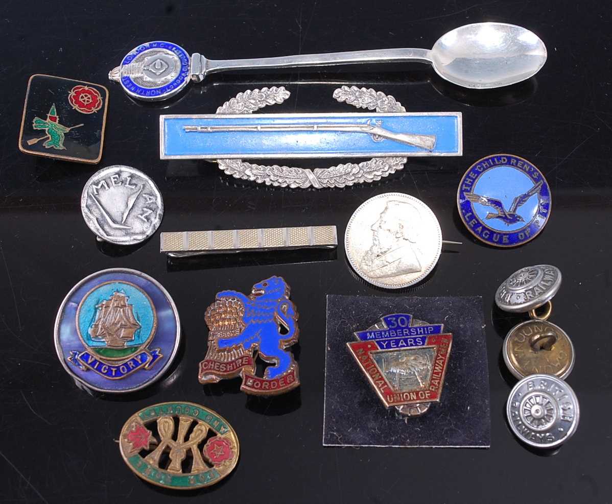 A collection of assorted button hole, lapel and pin badges being military and civilian - Image 3 of 3