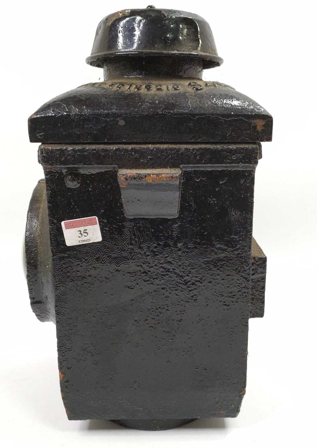 A heavy cast iron LNER gate lamp overpainted in black, missing interior - Bild 4 aus 5