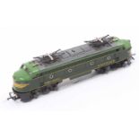 Triang R257 TC Electric loco with two pantographs, two-tone green with yellow stripes, a couple of