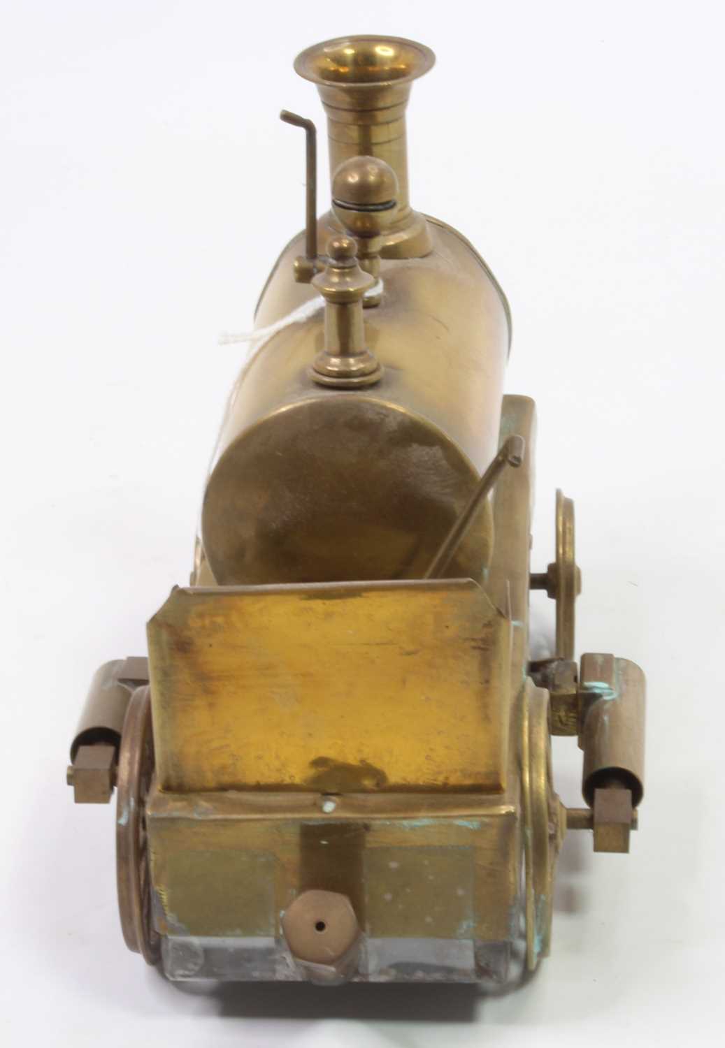 Early 20th-century brass dribbler type locomotive, spirit fired example, with on/off lever, 2 wick - Bild 4 aus 4