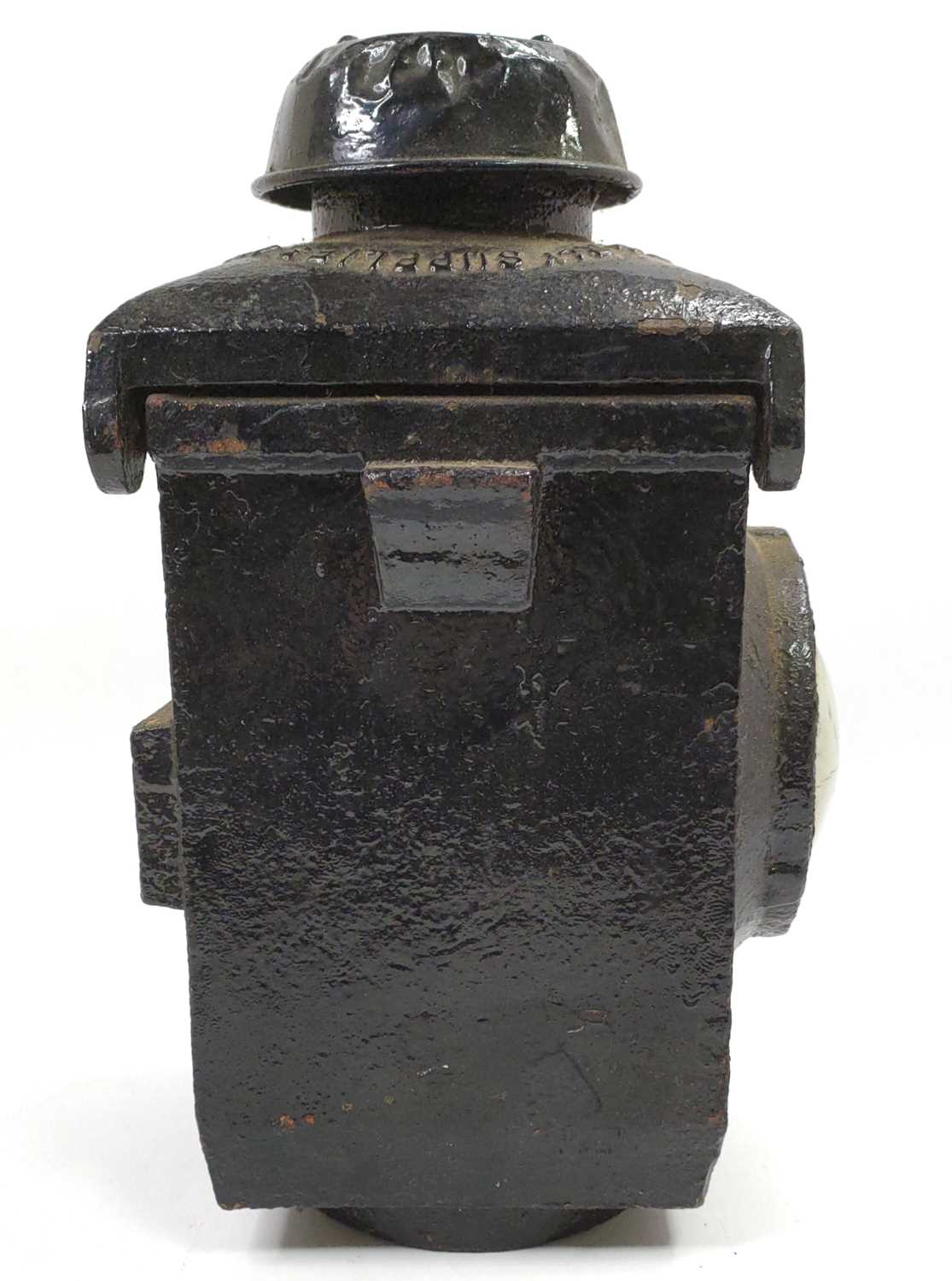 A heavy cast iron LNER gate lamp overpainted in black, missing interior - Bild 2 aus 5