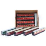 Ten Hornby Dublo coaches, all (E) unless stated otherwise: two 4083 maroon suburban 1st/2nd small