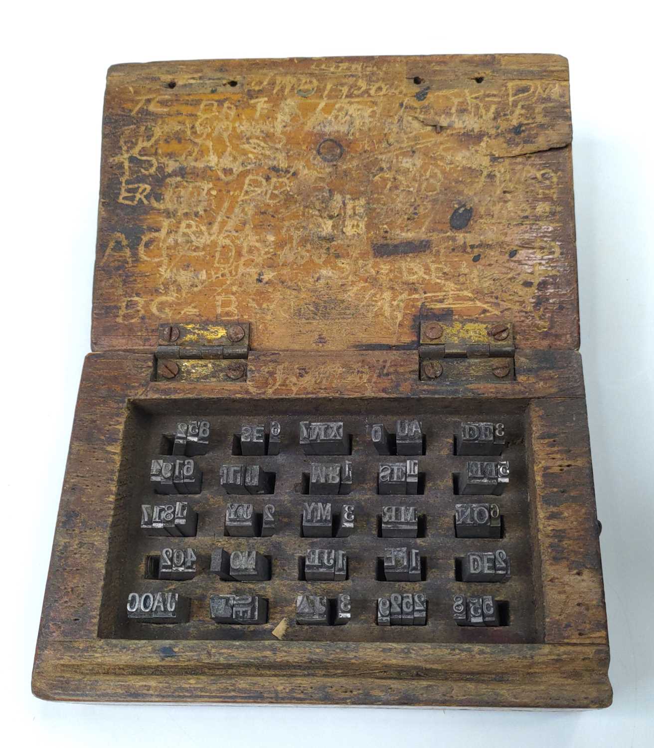 A Waterlow Ticket dating press, with a wooden box of matching types - Bild 2 aus 4