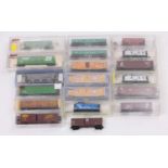 Nineteen American outline N gauge goods wagons. Various types and makes. Overall (E-BE)