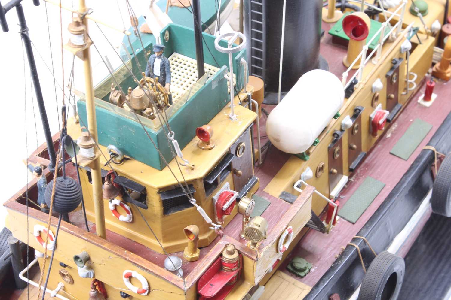 A wooden and GRP hulled radio-controlled model of a single propeller Tug Boat named Alice, - Bild 7 aus 9