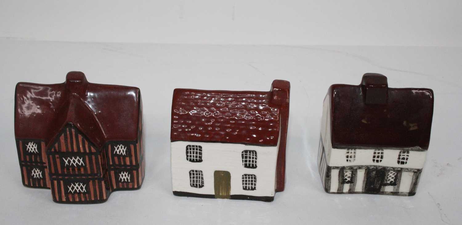 A collection of loose Mudland End Studio Felsham cottage ornaments - Image 3 of 4