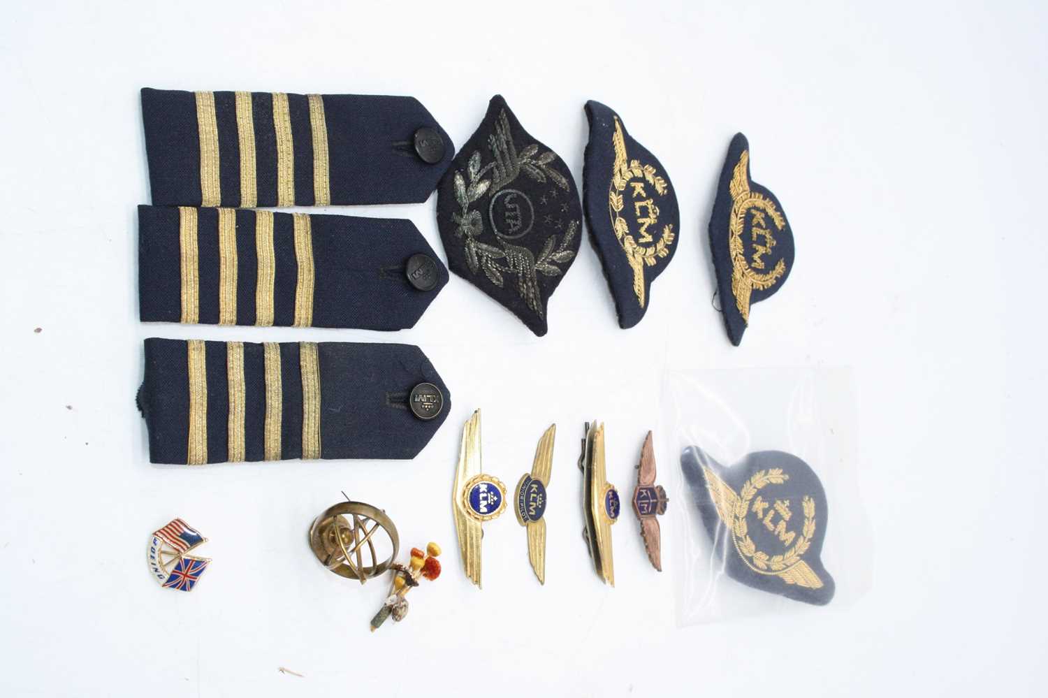 A small collection of miscellaneous items to include KLM bullion badges, shoulder titles etc - Image 2 of 4