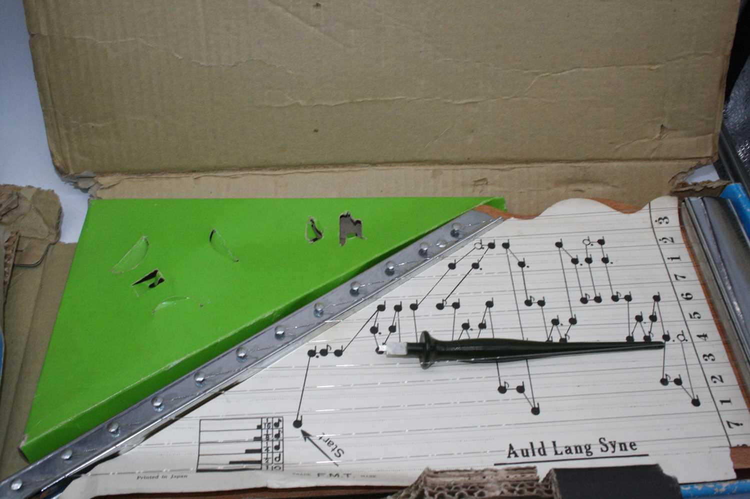 A boxed Japanese FMT Zippy Zither, boxed, together with a 17 key kalimba, and a Simply Harmonica - Image 3 of 7