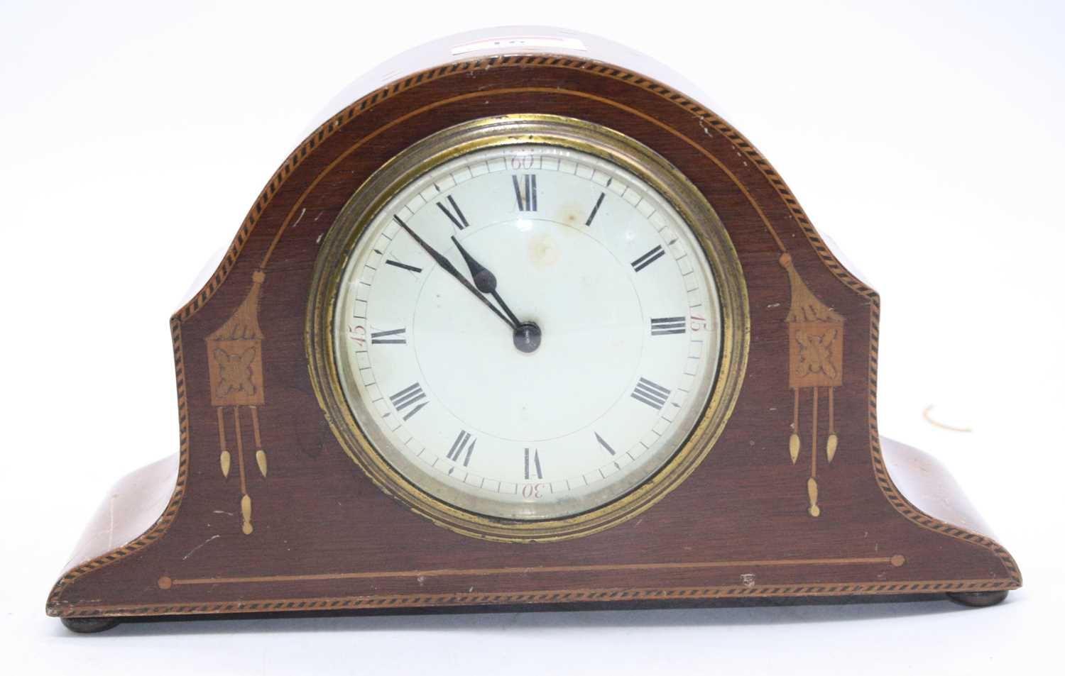 An Edwardian mahogany cased and chequer strung mantel clock having a convex enamel dial with - Image 3 of 5