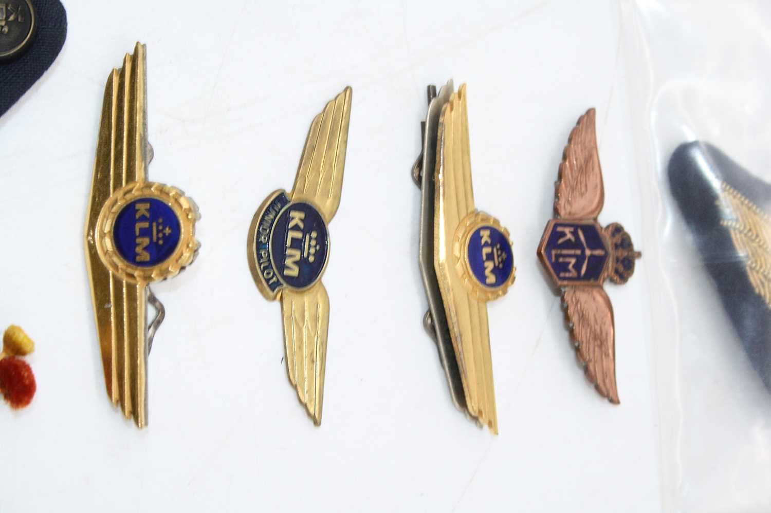 A small collection of miscellaneous items to include KLM bullion badges, shoulder titles etc - Image 3 of 4