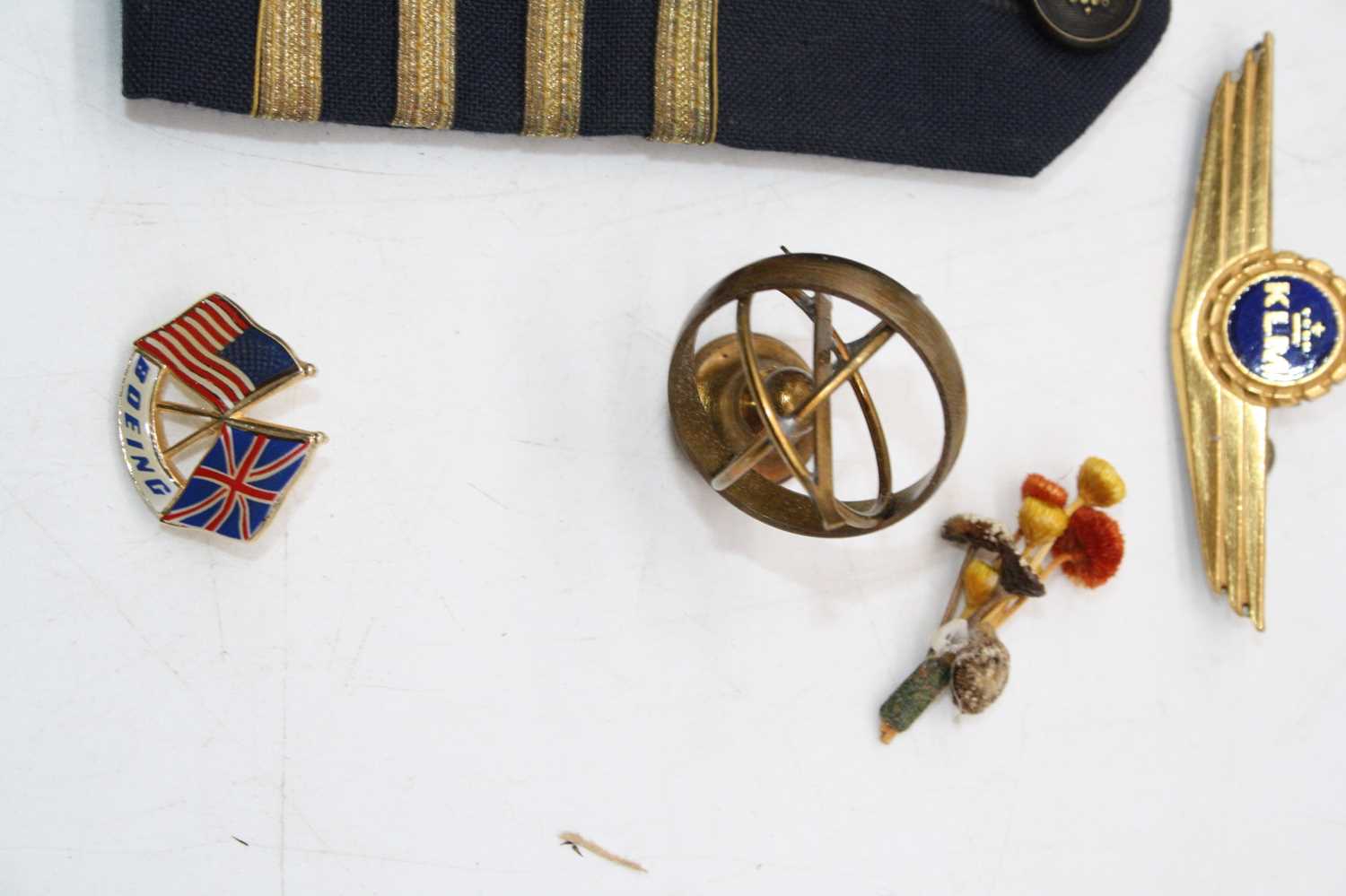 A small collection of miscellaneous items to include KLM bullion badges, shoulder titles etc - Image 4 of 4