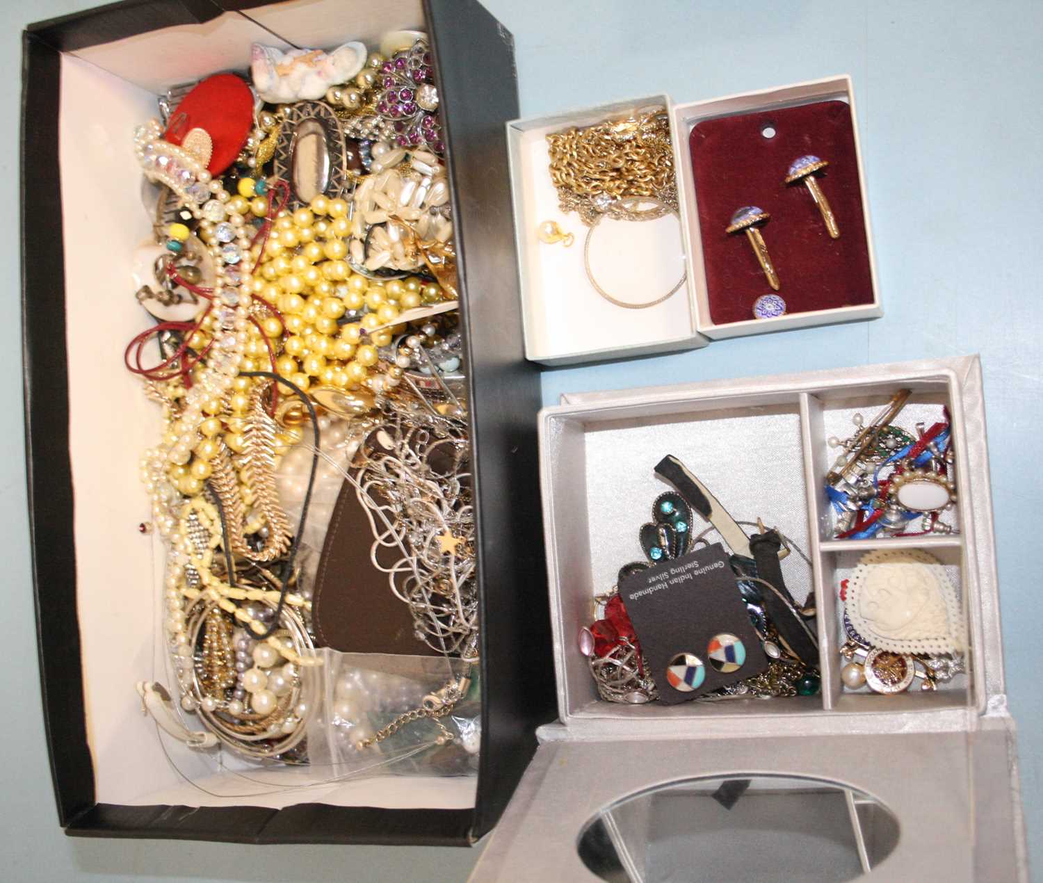 Assorted costume jewellery, to include brooches, necklaces, pendants etc