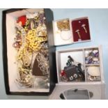 Assorted costume jewellery, to include brooches, necklaces, pendants etc