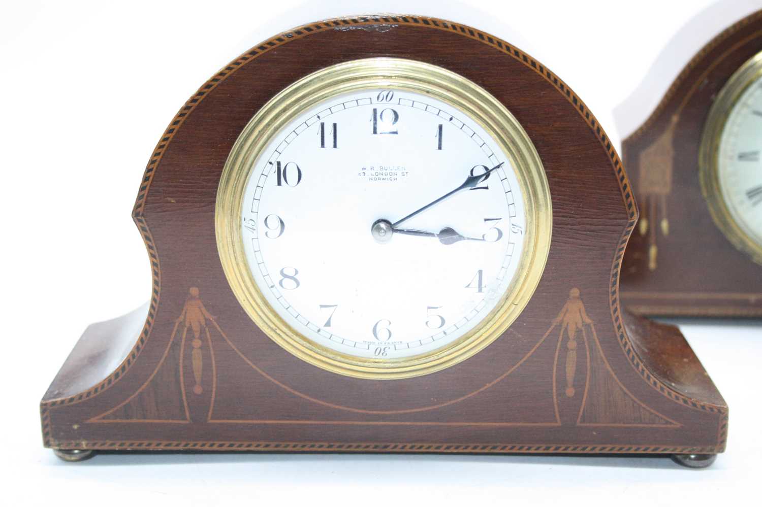 An Edwardian mahogany cased and chequer strung mantel clock having a convex enamel dial with - Image 2 of 5