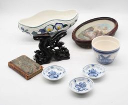A small collection of miscellaneous items, to include reproduction Chinese blue and white bowls,