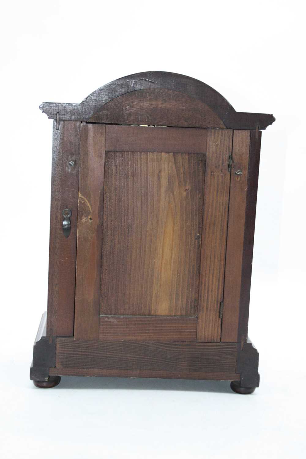 An Edwardian mahogany and satinwood inlaid cased dome topped mantel clock, the circular enamelled - Image 2 of 3