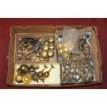 A box of brasswares, to include door furniture, horse-brasses etc