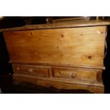 A contemporary pine hinge-top mule chest, having twin short lower drawers, w.89cm