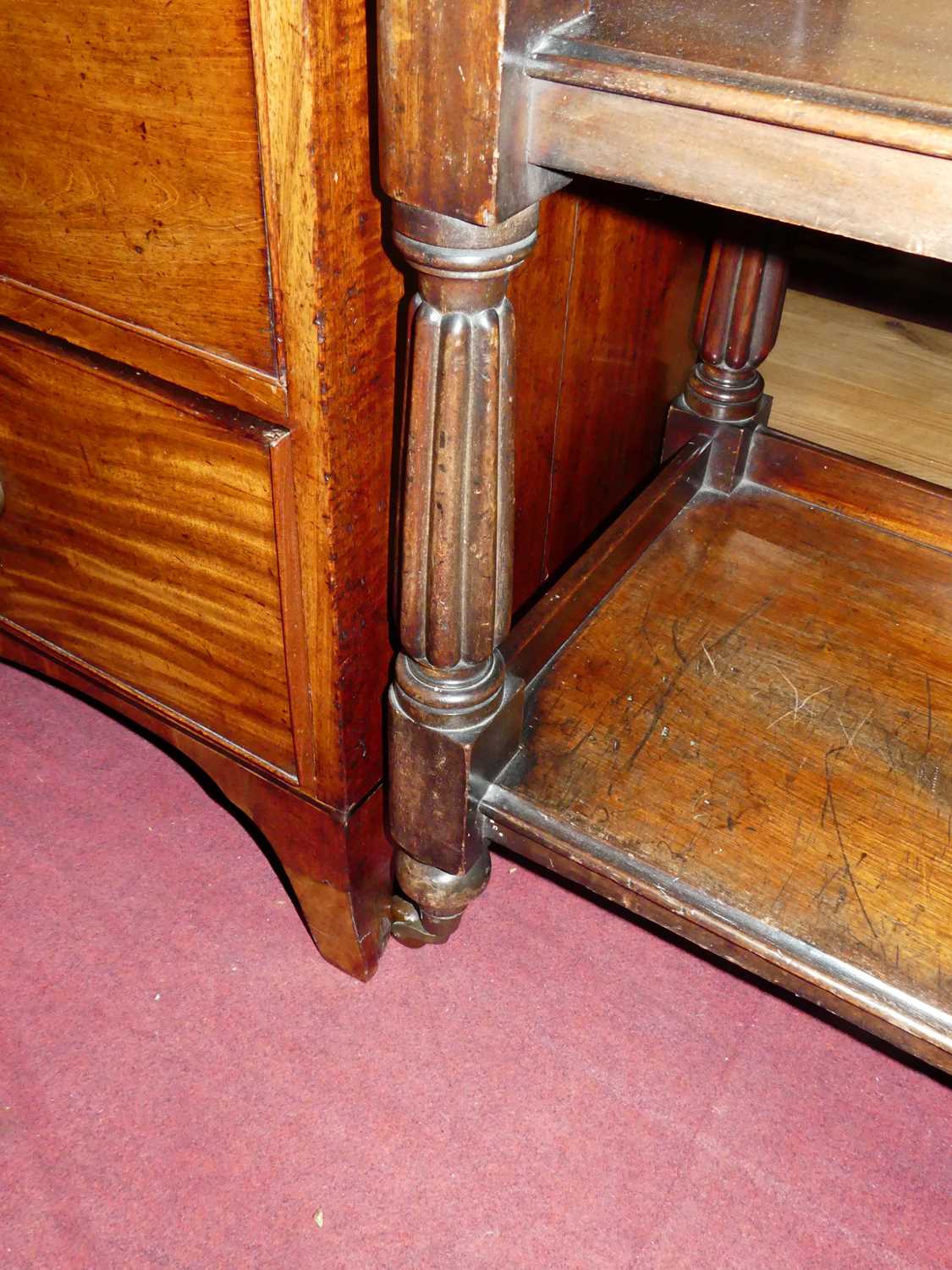 A Victorian mahogany three-tier buffet, having reeded finials over conforming supports, to - Bild 5 aus 6