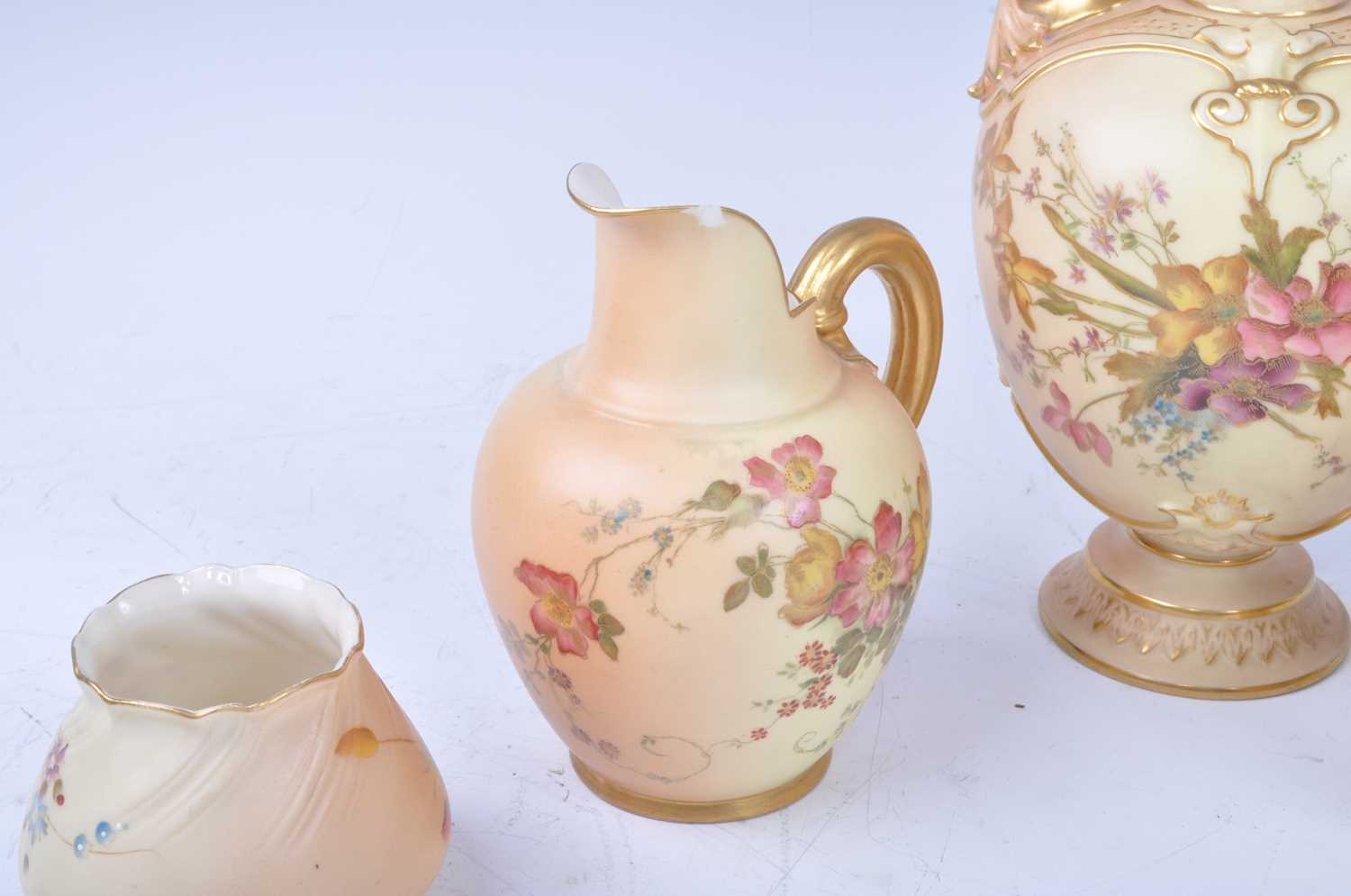 A collection of Royal Worcester blush ivory porcelain, to include a circa 1897 urn, decorated with - Bild 2 aus 6