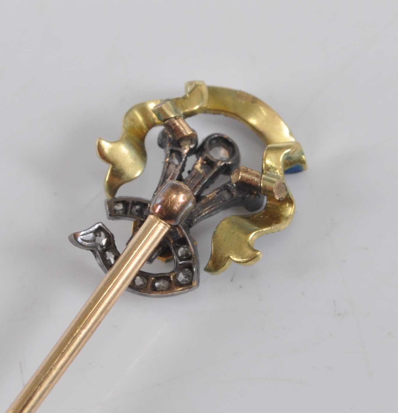 A yellow and white metal, enamel and diamond stick pin, depicting a fleur de lys emblem set with - Bild 3 aus 3
