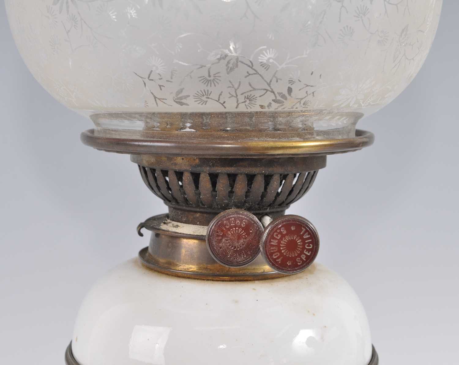A 19th century blanc de chine porcelain oil lamp, the acid etched shade above a floral encrusted - Bild 2 aus 4