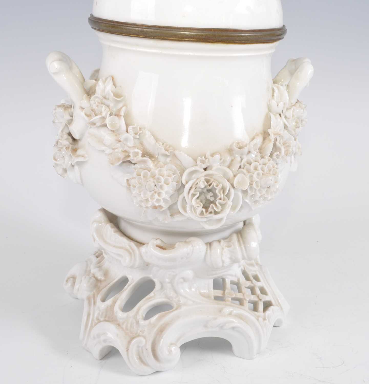 A 19th century blanc de chine porcelain oil lamp, the acid etched shade above a floral encrusted - Bild 4 aus 4