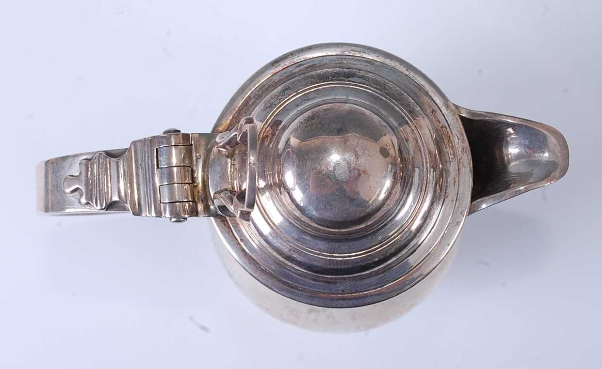 An early George III silver wine or beer jug, having a hinged domed cover, S-scroll handle, and - Image 5 of 6