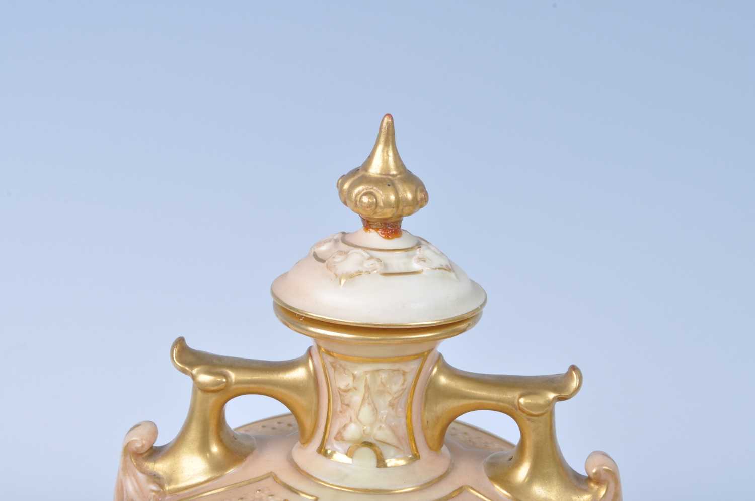 A collection of Royal Worcester blush ivory porcelain, to include a circa 1897 urn, decorated with - Bild 4 aus 6