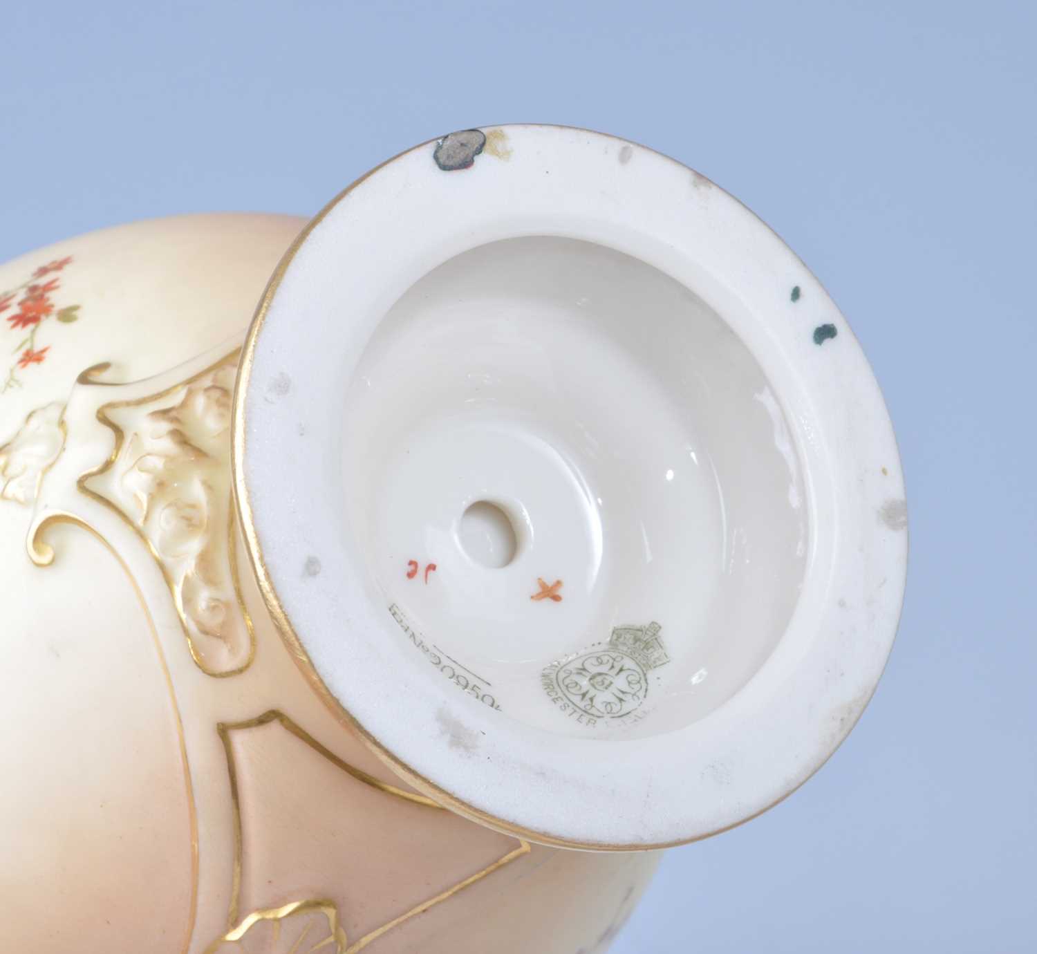 A collection of Royal Worcester blush ivory porcelain, to include a circa 1897 urn, decorated with - Bild 6 aus 6