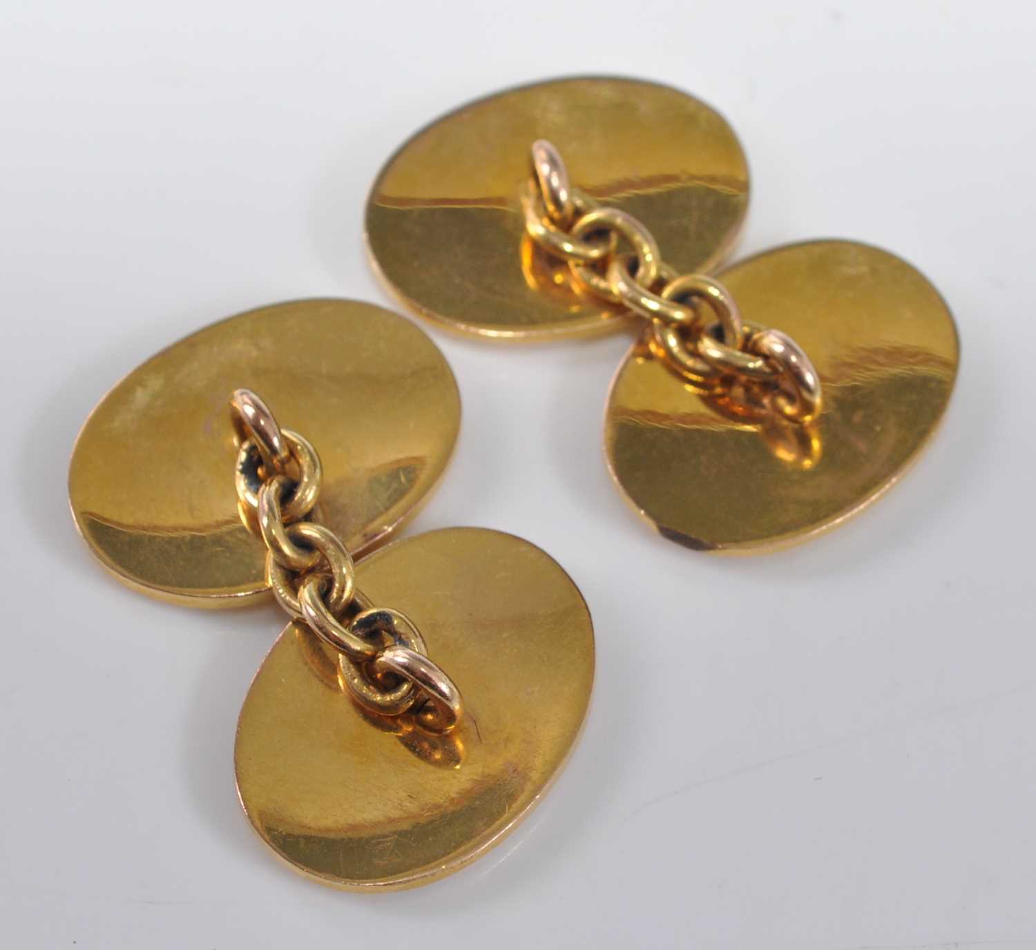 A pair of gilt metal double-ended cufflinks, each with two 19 x 14mm oval plates engraved with Royal - Bild 2 aus 2