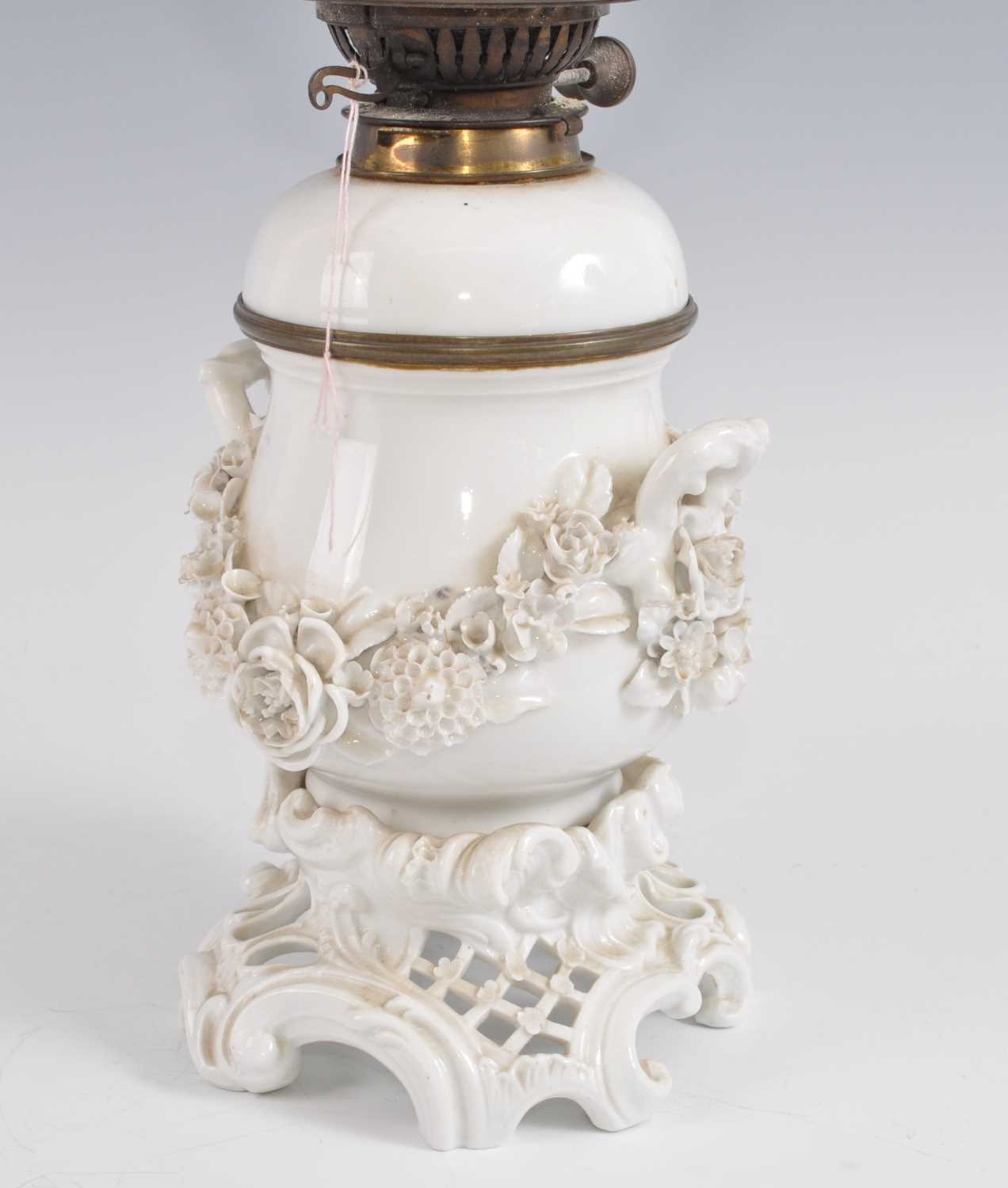 A 19th century blanc de chine porcelain oil lamp, the acid etched shade above a floral encrusted - Bild 3 aus 4