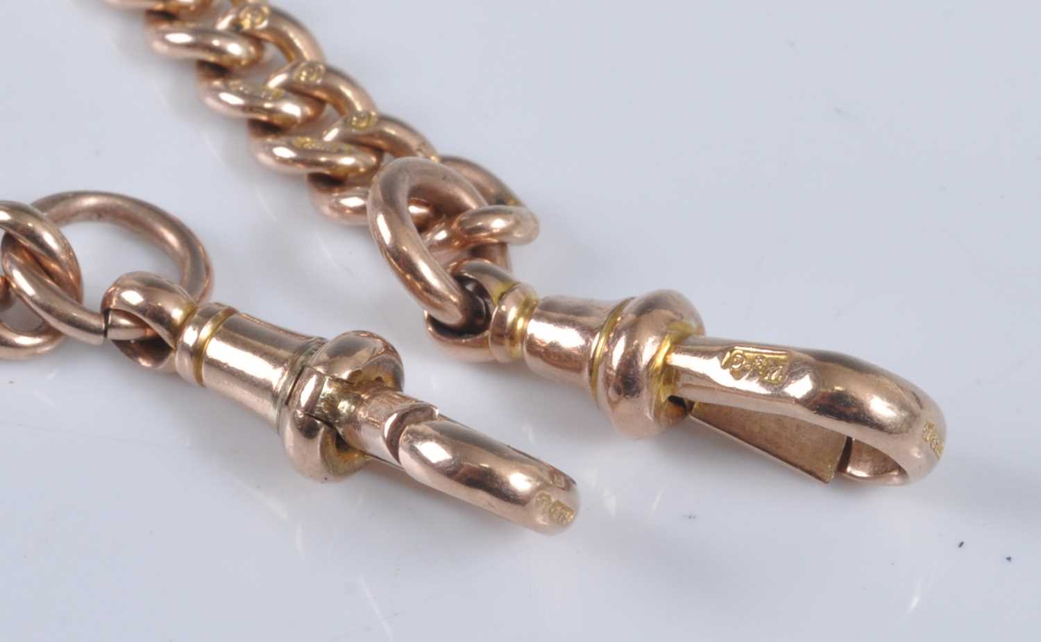 A 9ct gold curblink long watch chain, with twin fastenings, 42.6g, w.4.5mm, length 76cm - Bild 2 aus 2