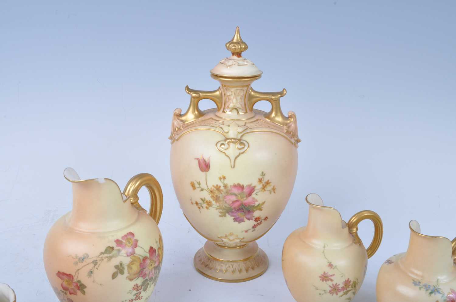 A collection of Royal Worcester blush ivory porcelain, to include a circa 1897 urn, decorated with - Bild 3 aus 6