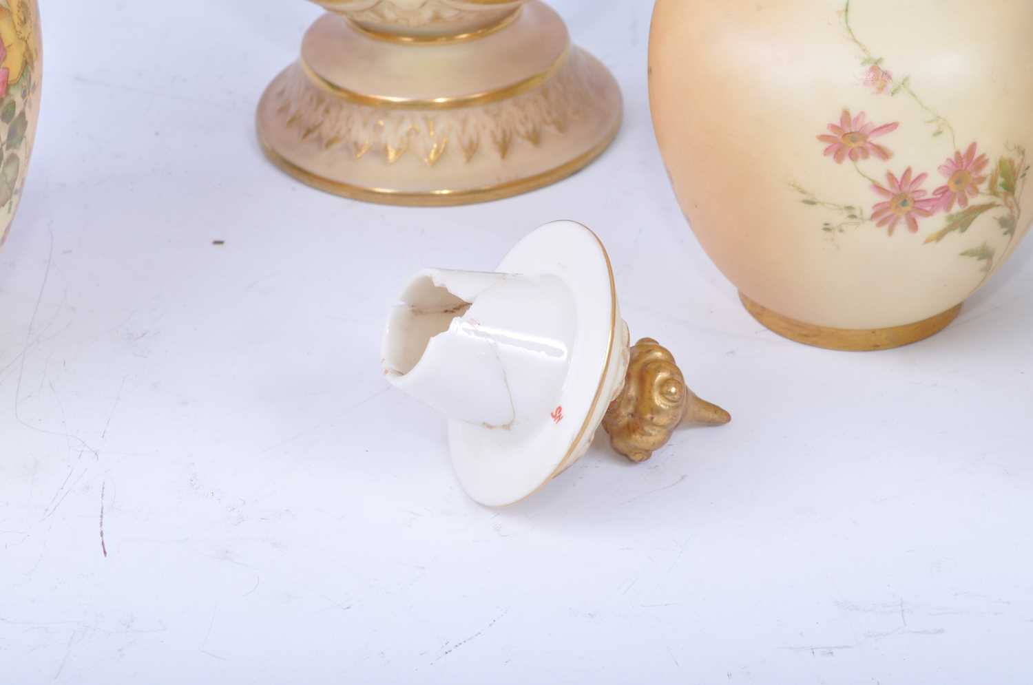 A collection of Royal Worcester blush ivory porcelain, to include a circa 1897 urn, decorated with - Bild 5 aus 6