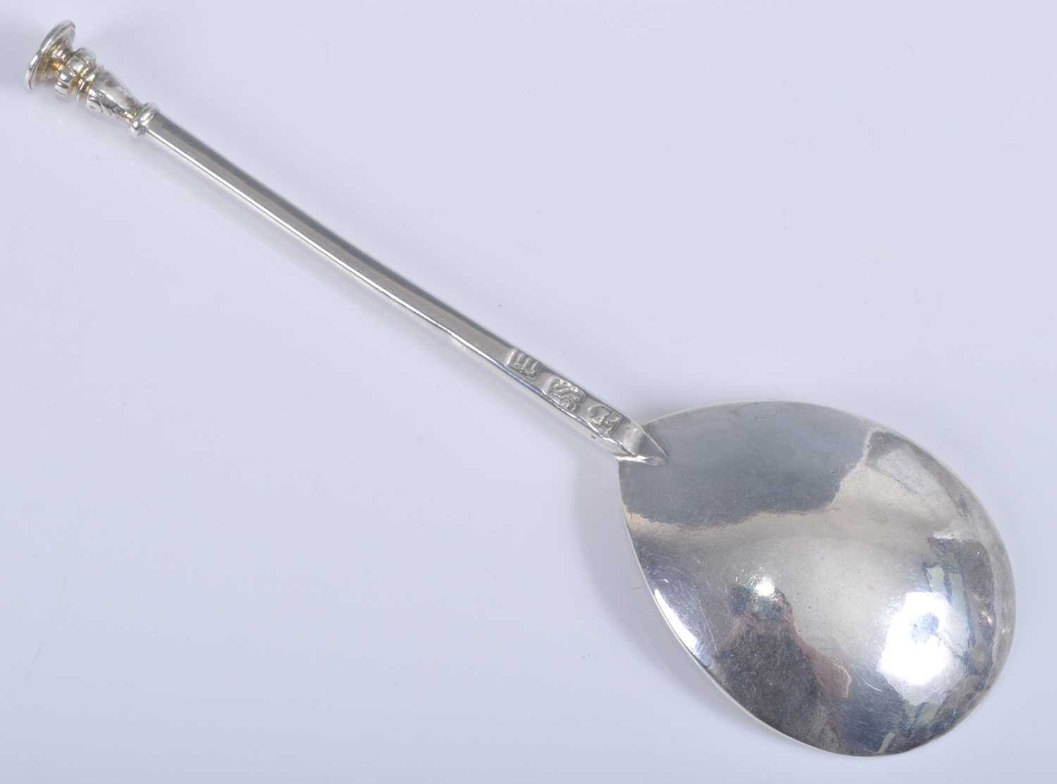 A Charles I silver seal-top spoon, of typical form with fig shaped bowl and lobed double baluster - Bild 2 aus 6